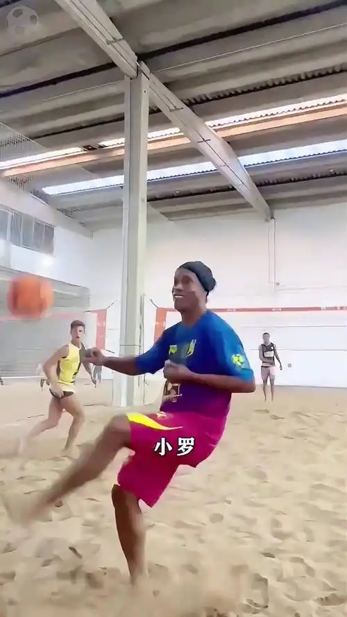 库里复出助勇士险胜鹈鹕，前六之争悬念不减.